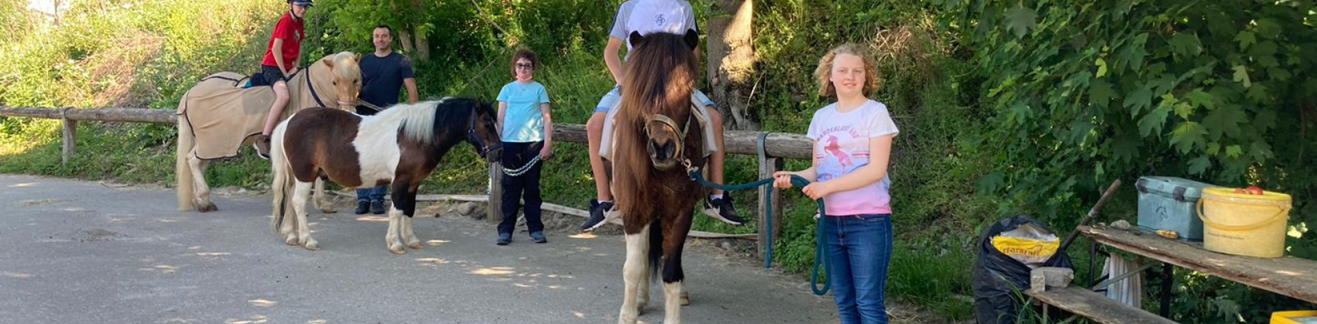 Kinder mit Ponys unterwegs