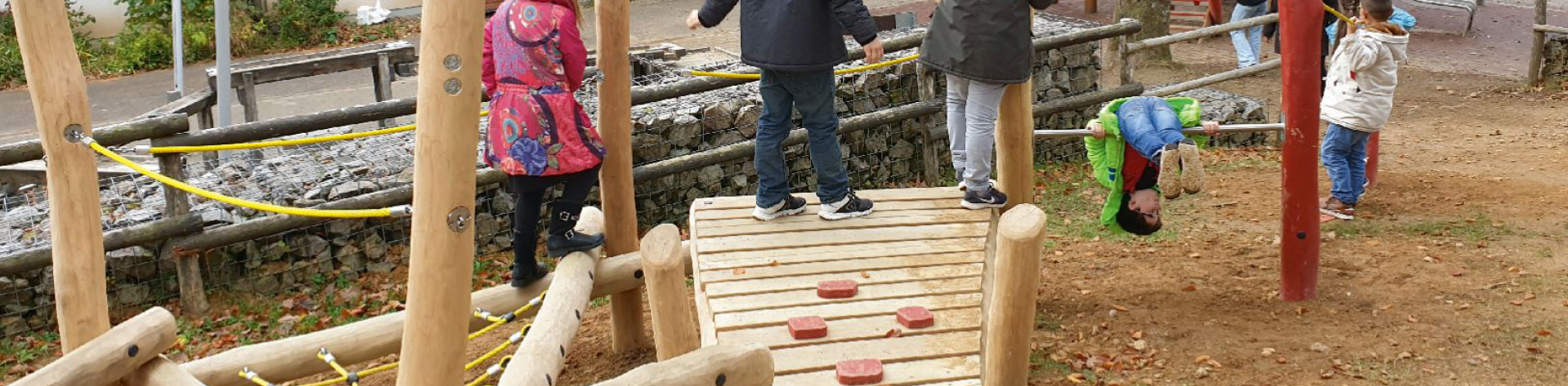 spielende Kinder an Klettergerüst und Reckstange 